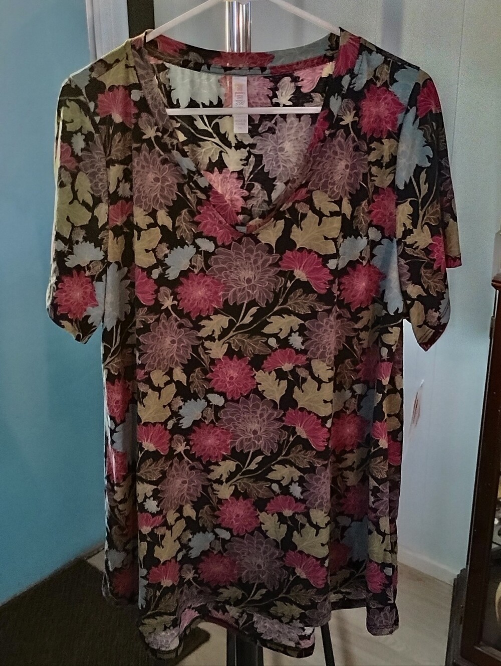NWT LuLaRoe 2xl Black Floral V-Neck Top with Pink, Cream & Teal Flowers